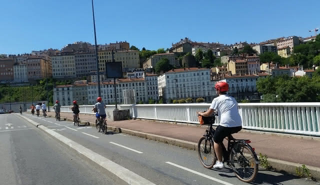 3‐hour electric bike tour with food tasting in Lyon