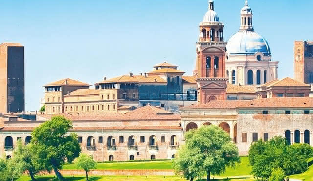 Mantova Walking Tour with Audio and Written Guide by a Local