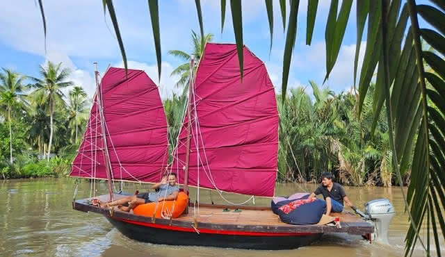 Ben Tre Mekong Zig Zag: Scooter, Sailboat, and Food (Full day)