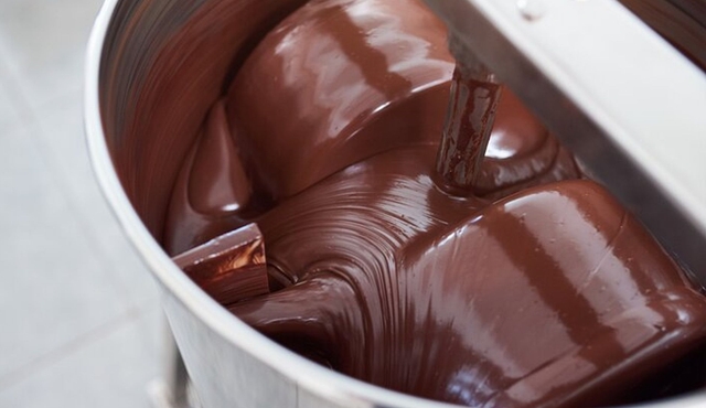 Laboratorio di fabbricazione del cioccolato dal fagiolo alla barretta