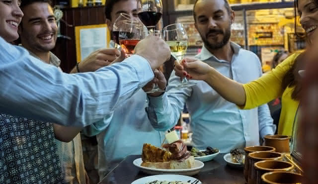 Tour a piedi serale di Saragozza con tapas e vino inclusi