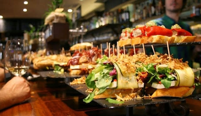 Pintxo‐Verkostung gepaart mit spanischen Weinen in Bilbao