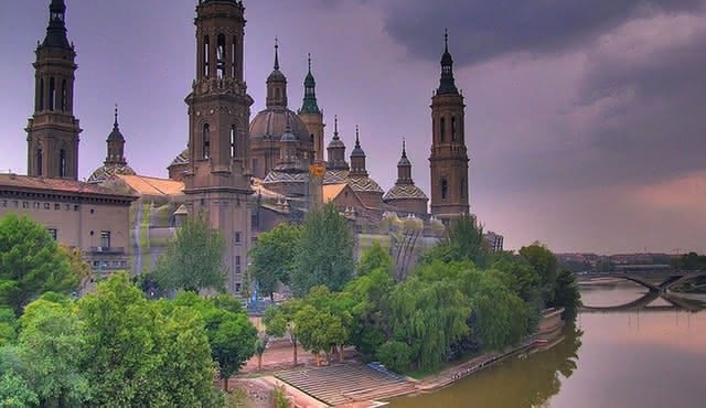 Zaragoza Private Walking Tour with official Tour Guide