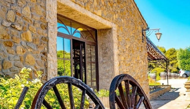 Cellar Visit & Bandol Wine Tasting (in French)