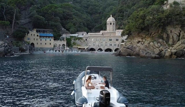 Servizio charter notturno in barca da Genova e Portofino
