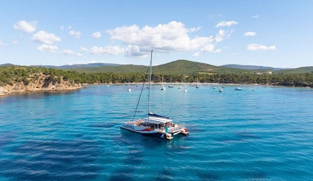 Mañana de relax en un maxi catamarán Brégançon Hyères