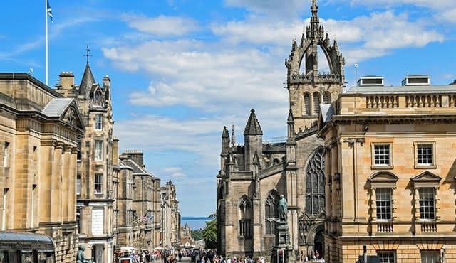 Edinburgh Private Walking tour with a Professional Guide