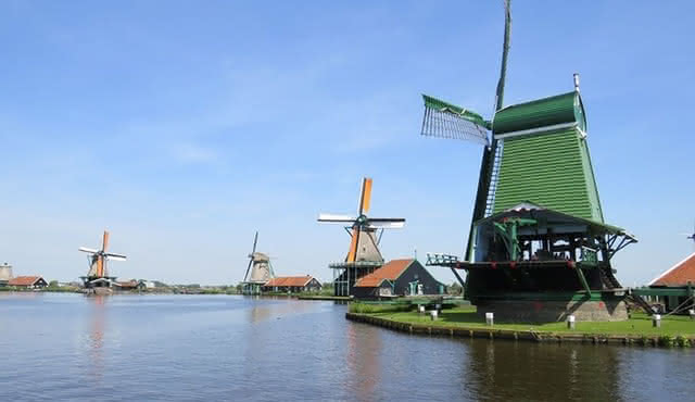 Private Day Trip Tour to Zanse Schans with a local