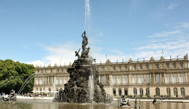 Tour privado de Salzburgo al palacio de Herrenchiemsee Transporte público