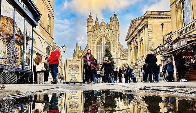 Small Group smartphone Bath Walking Tour around Bath