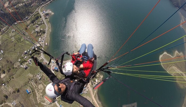 Halbe Stunde Paragliding in Pokhara