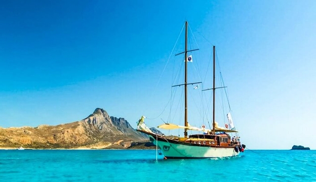 Rhodes: Crucero de un día con almuerzo, bebidas y snorkel
