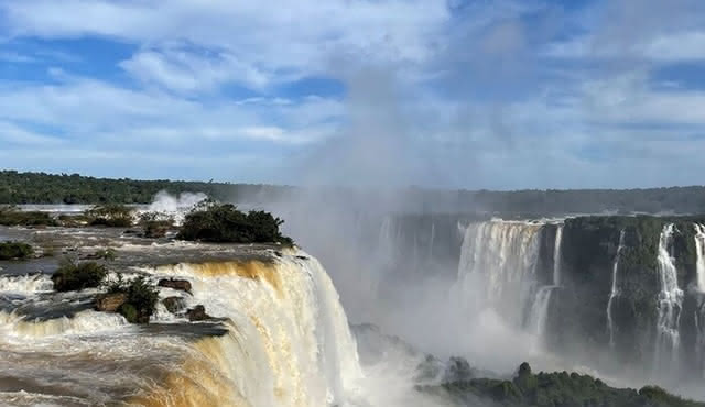 Entrada al parque de aves Güira Oga con el ascenso de las Cataratas del Iguazú