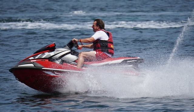 Fahren Sie selbst eine halbe Stunde Jetski