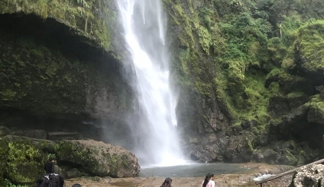 Excursion d'une journée de Cuenca à la cascade Giron et au lac Busa