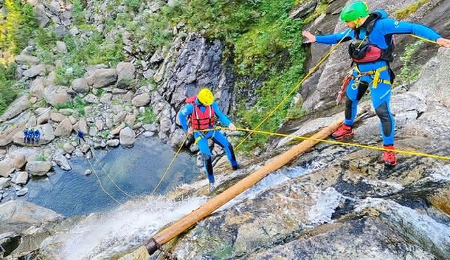Canyoning estremo con discesa in corda doppia a cascata vicino a Geilo in Norvegia