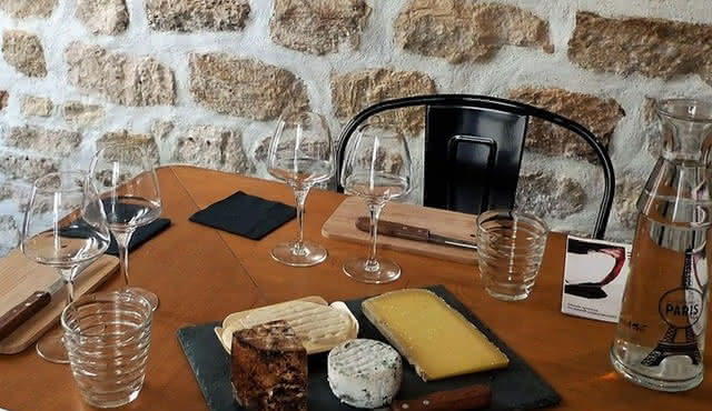 Maridaje de vinos y quesos en París Experiencia en pequeños grupos