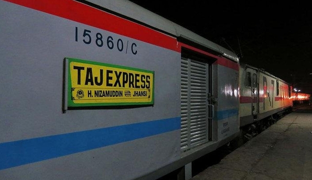Budget Agra Tagestour mit dem Zug zum Mittagessen