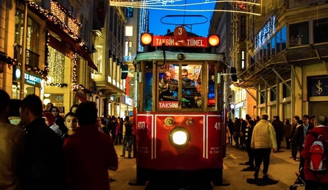 Gastronomy walking — Pera at Night