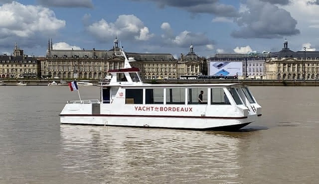 Prestige Commented Cruise glass of wine and Canelé in Bordeaux