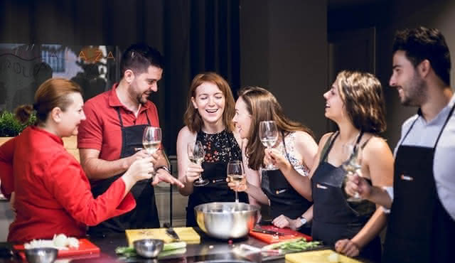 Tour di mezzogiorno e lezione di cucina spagnola