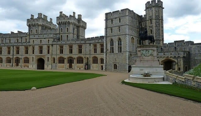 Windsor, Stonehenge, and Winchester Private Tour From London