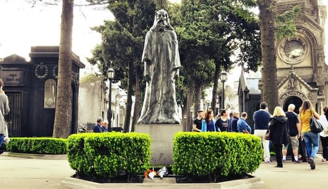 Recoleta Cemetery Tour in English