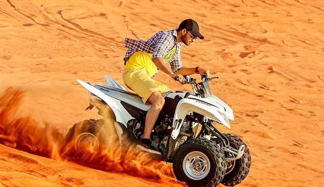 Dubái: 1 hora en quad singe con safari por el desierto y cena con barbacoa
