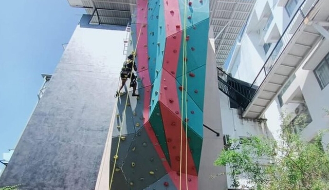 Arrampicata in parete a Colombo
