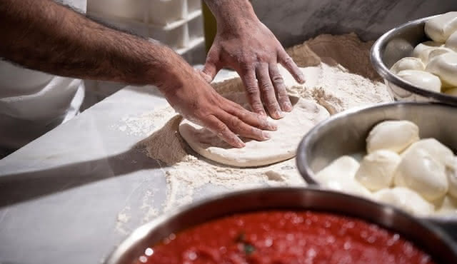 Private Pizza & Tiramisu Class at a Cesarina's home with tasting in Todi