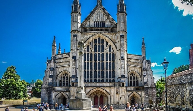 Windsor Castle, Stonehenge & Winchester Cathedral Private Tour