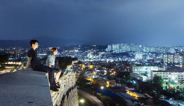 Seoul moonlight walking tour with local historian