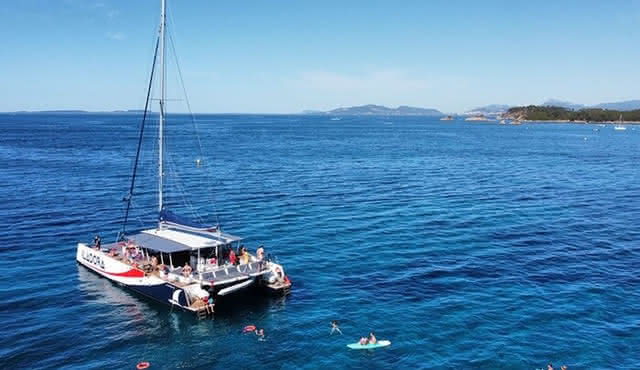 Cena en el mar a bordo de un Maxi Catamarán Hyères