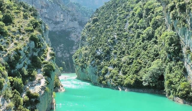 Excursión por la costa de Marsella: excursión privada de un día a Manosque, Valensole, Moustiers Ste Marie y el lago Ste Croix