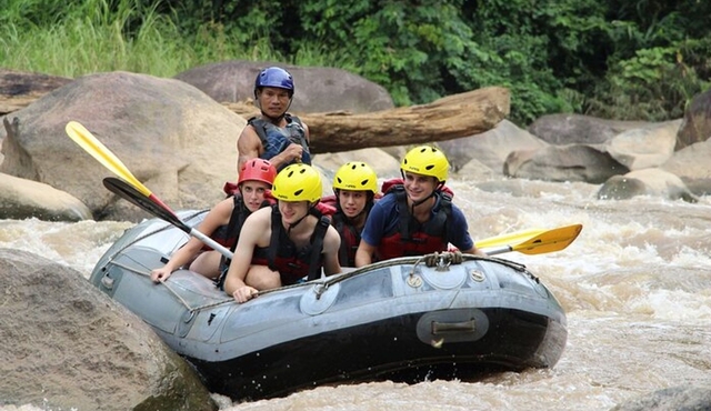 Rafting à Chiang Mai sur la rivière Mae Taeng avec buffet thaï