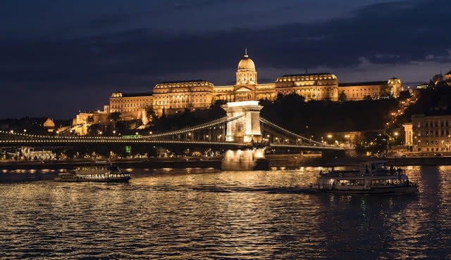 Dinner & Cruise s živou hudbou a folklórním tanečním vystoupením