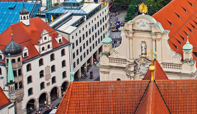 Münih Viktualienmarkt'taki Kutsal Ruh Kilisesi