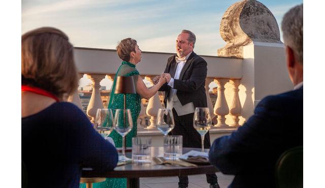 Aperitivo al aire libre con ópera en la Terrazza Borromini con cena