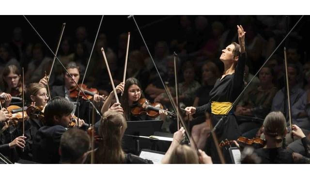 L'Orchestre symphonique des jeunes d'Ukraine interprète des œuvres de Dvořák et de Brahms
