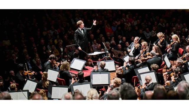 Klaus Mäkela, Concertgebouw Orkestrası’nı Mahler’in 7. Senfonisi’nde yönetiyor