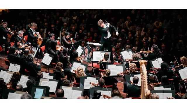 Klaus Mäkelä, Dvořák’ın 7. Senfonisi’nde Concertgebouw Orkestrası’nı yönetiyor